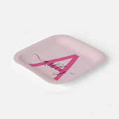 ホットピンク モダンスクリプト ガーリー モノグラム ネーム ペーパープレート (傾斜あり)