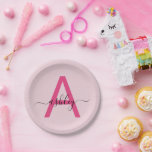 ホットピンク モダンスクリプト ガーリー モノグラム ネーム ペーパープレート<br><div class="desc">洗練されたスタイリッシュな紙皿でイベントをグレードアップしませんか？大胆なモノグラムデザインが特徴のこの紙皿は、ホットピンクのイニシャルとお名前のカスタムスクリプトの組み合わせにより、モダンでありながらもタイムレスな美しさを放ち、優雅さと華やかさのバランスを完璧に調和させています。利便性と美しさを兼ね備えたパーティーに最適なこれらのプレートは、機能的であるだけでなく、集まりの全体的な雰囲気を高める役割を果たします。ブライズパーティー、誕生日パーティー、または特別なイベントのいずれであっても、これらのプレートは、パーソナルで豪華なタッチでテーブルセッティングを高級に演出してくれます。</div>