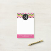 ホットピンク、ライム、ブラックシェブロン模様モノグラム ポストイット (デスク上)