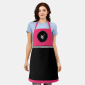 ホットピンク、白黒モノグラムエプロン エプロン (着用した状態)