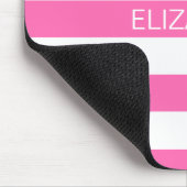 ホットピンク#2ホワイトホリズ名門私立校風のストライプモノグラム マウスパッド (コーナー)