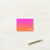 ホットマゼンタピンクブライトオレンジグラデーション色のスクリプト名 ポストイット (デスク上)