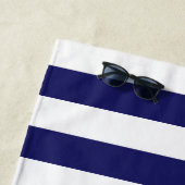 ホット名門私立校風のピンクとネイビーブルーのストライプモノグラム ビーチタオル (インサイチュ)