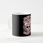 ホッピーのイースターバニーウサギを心配しない コーヒーマグカップ (正面左)