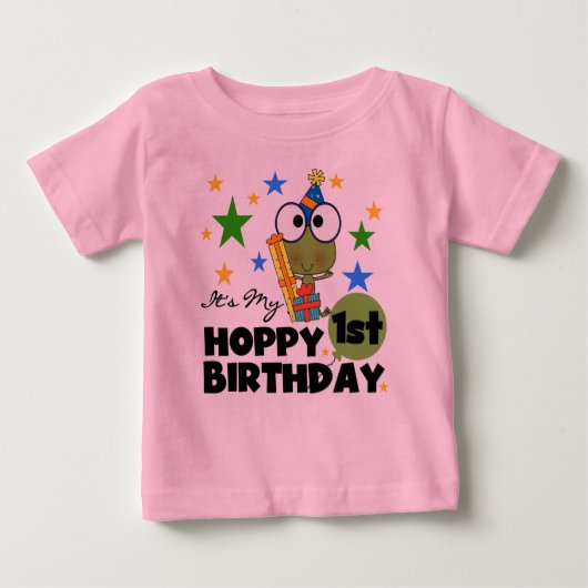 ホップの豊富なカエルの第1誕生日のTシャツおよびギフト ベビーTシャツ (正面)
