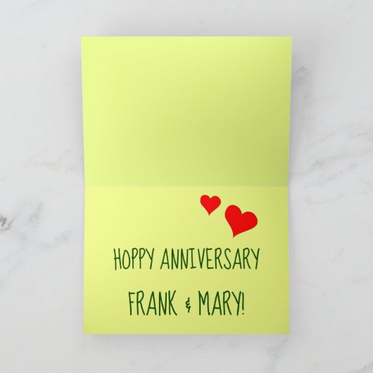 ホップの豊富な記念日はかわいい漫画のカエルをハートと示します カード (内部)