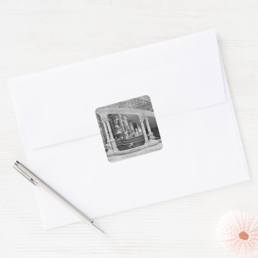 ホテルドの階段の下の噴水 スクエアシール (封筒)