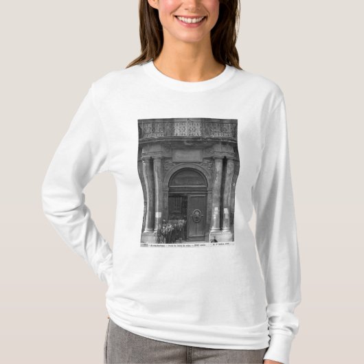 ホテルde Villeを去っている男生徒のグループ Tシャツ (正面)