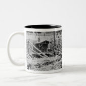 ホテルDieuの建物、パリ、c.1866 ツートーンマグカップ (左)