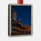 ホノルル、オアフ、ハワイ。夜間暴露 メタルオーナメント (右)