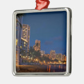 ホノルル、オアフ、ハワイ。夜間暴露 メタルオーナメント (左)