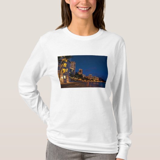 ホノルル、オアフ、ハワイ。夜間暴露 Tシャツ (正面)