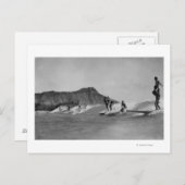 ホノルル、ハワイ- Waikikiのビーチを離れたサーファー ポストカード (正面/裏面)