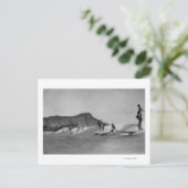 ホノルル、ハワイ- Waikikiのビーチを離れたサーファー ポストカード (スタンド正面)