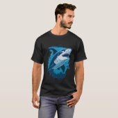 ホホジロザメが小魚と泳ぐ Tシャツ (正面フル)