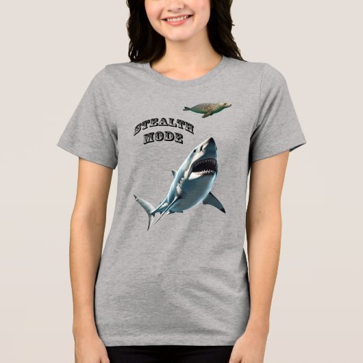 ホホジロザメの水中でのアザラシの潜伏監視 URM トライブレンドTシャツ (正面)