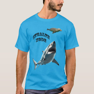 ホホジロザメの水中でのアザラシの追跡 URM Tシャツ