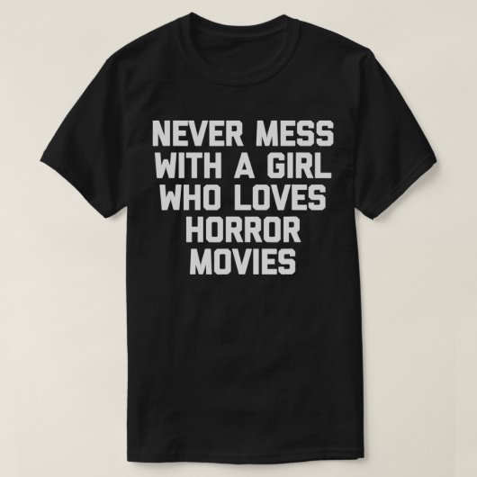 ホラー映画を愛する女の子と決して混同しないおもしろい Tシャツ (デザイン正面)