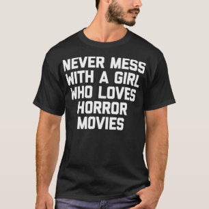 ホラー映画を愛する女の子と決して混同しないおもしろい Tシャツ