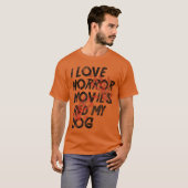 ホラー映画を見ながら子犬をハグする怖いデザイン Tシャツ (正面フル)
