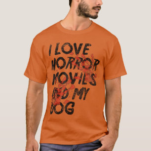 ホラー映画を見ながら子犬をハグする怖いデザイン Tシャツ