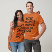 ホラー映画を見ながら子犬をハグする怖いデザイン Tシャツ (ユニセックス)