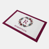 ホリデイフローラリースモノグラムパーソナライズされた ドアマット (アングル)