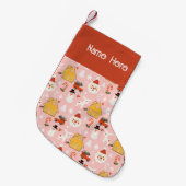 ホリデークリスマスサンタワークショップレトロピンク スモールクリスマスストッキング (正面 (吊り時))