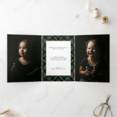 ホリデーグリーティングタイポグラフィオンプレイドマルチフォト 三つ折りクリスマスカード (内部)