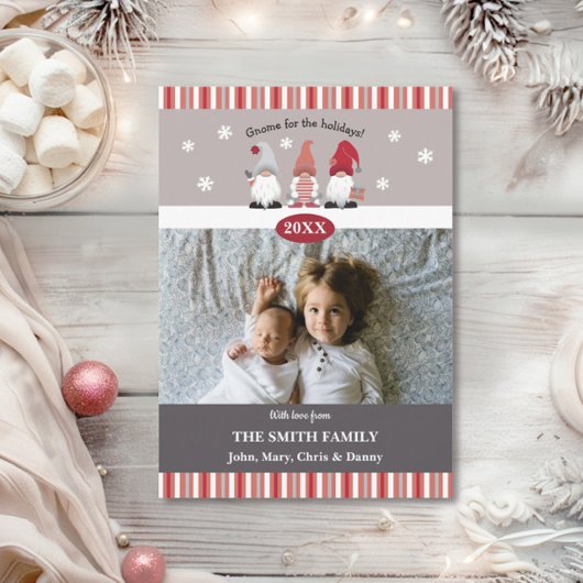 ホリデーシーズンのキュートなノーム 北欧スタイル グレー レッド ピンク シーズンカード