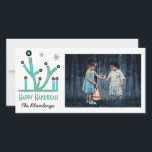 ホリデーハッピーハヌッカカード「（ユダヤ教）メノラーきらきら光る」 シーズンカード<br><div class="desc">ハッピーホリデー、ハヌッカフォトカード、「（ユダヤ教）メノラーきらきら光る」光沢、ホワイトエンベロープ付きフォトカード。写真や文言を置き換えてパーソナライズ， "Happy Hanukkah,  The Blumbergs"言葉カスタマイズで、あなたのフォントのスタイル、色とサイズを選択してお気に入りの.感謝していストップショッピングだ！感謝する。ハッピーハヌカー！共有写真カードを作成して、愛する人とどこでも特別な瞬間を撮影する。寸法： 4"l x 8"w(ポートレート)美しい光沢仕上げ、フルカラー、フルブリード印刷で120ポンドのカード素材に印刷さ高品質れ、白い#10サイズの封筒を含むフォトカードの送料率（最大1 oz）は$ 0.49</div>