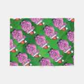 ホリデーピッグinサンタハットパターンオングリーン フリースブランケット (正面(横))