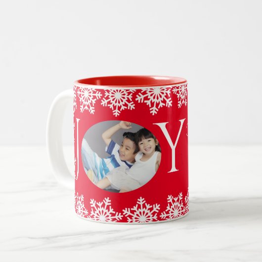 ホリデーファミリーフォトJOY赤ホワイトスノーフレークH ツートーンマグカップ (正面左)
