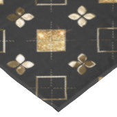 ホリデーブラックと金ゴールドメタルクリスマスジオメトリック テーブルクロス (アングル)