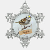 ホリデーホワイトスロートカスタマイズスパロー名 スノーフレークピューターオーナメント (正面)