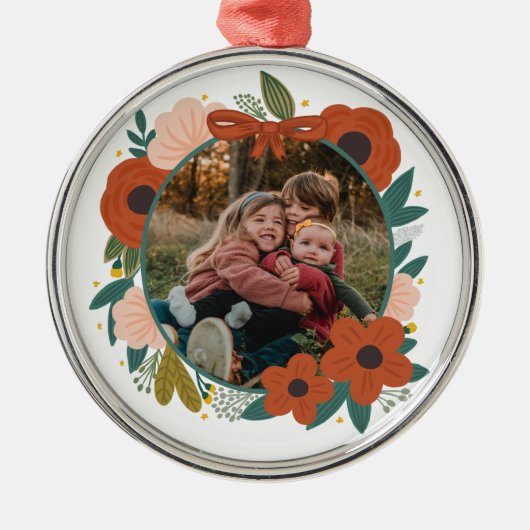 ホリデーボタニカルレッドフラワーズリースクリスマスファム メタルオーナメント (正面)