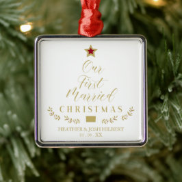 ホリーが最初のクリスマスを木結婚したとして枝で飾る メタルオーナメント