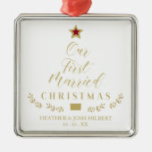 ホリーが最初のクリスマスを木結婚したとして枝で飾る メタルオーナメント (正面)