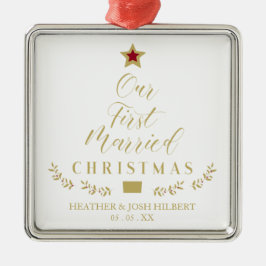 ホリーが最初のクリスマスを木結婚したとして枝で飾る メタルオーナメント