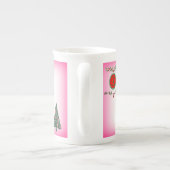 ホリーとクリスマスツリーのピンクの背景 ボーンチャイナマグカップ (裏面)