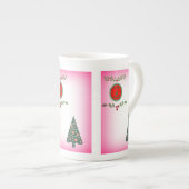 ホリーとクリスマスツリーのピンクの背景 ボーンチャイナマグカップ (正面右)