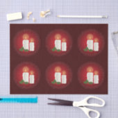 ホリーと赤の上に白い居心地の良いクリスマスキャンドル 薄葉紙 (クラフト)