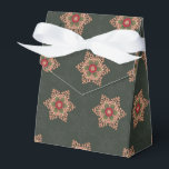 ホリースターグリーンビーフボックス フェイバーボックス<br><div class="desc">このフェスティバルとパタエレガントーンはあなたの休日の装飾に古い世界の魅力を追加する。ホリーリングの星はケルトのデザインを彷彿とさせる。背景には、自然とリーフ雪の微妙なデザインがインスパイアある。このデザインのカラーとホリーのアートワークは、「Yuletide恵み」コレクションのすべての作品とコーディネートされる。これは、アイテムをミックスし、完璧なクリスマスやユレイタイドの外観を作成するために一致させる無限の可能性を提供する。このデザインは、赤または緑の背景で使用できる。お気に入りボックスは、次のパーティーにエレガンスと驚きのtouchを追加するのに最適である。小さな贈り物にもよく使える。</div>