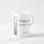 ホリーベリーとフェンス – Martha's Vineヤード ボーンチャイナマグカップ (正面右)