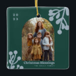 ホリーベリーエメラルドクリスマスフォトアーチ セラミックオーナメント<br><div class="desc">エメラルドカスタムの背景と青いグレーのホリーベリーのデザインを上下に青いグレーの文字と離れしてアーチ形のあなたの写真。</div>