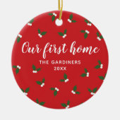 ホリーベリースリパーソナライズされたグ我々の最初のホームレッド セラミックオーナメント (正面)