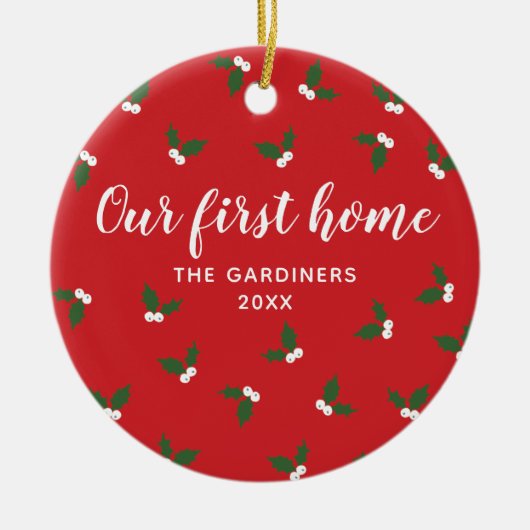 ホリーベリースリパーソナライズされたグ我々の最初のホームレッド セラミックオーナメント (正面)