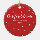 ホリーベリースリパーソナライズされたグ我々の最初のホームレッド セラミックオーナメント (裏面)