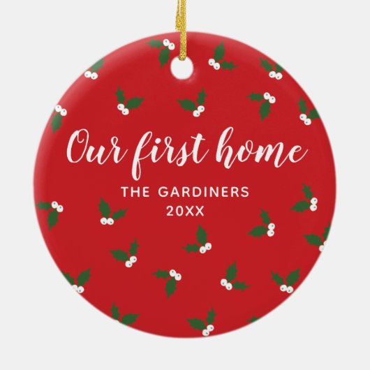 ホリーベリースリパーソナライズされたグ我々の最初のホームレッド セラミックオーナメント (裏面)