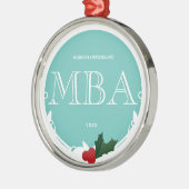 ホリーベリーティール(緑がかった色)ホワイトMBA卒業名年 メタルオーナメント (左)